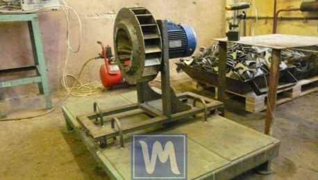 Tecnico che esegue un'equilibratura in campo su un grande ventilatore industriale.