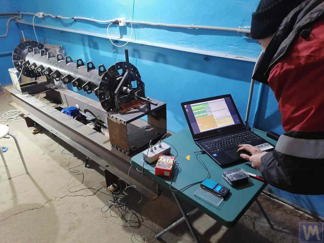 Una vecchia macchina equilibratrice viene aggiornata con il moderno sistema di misurazione Balanset-1A OEM.