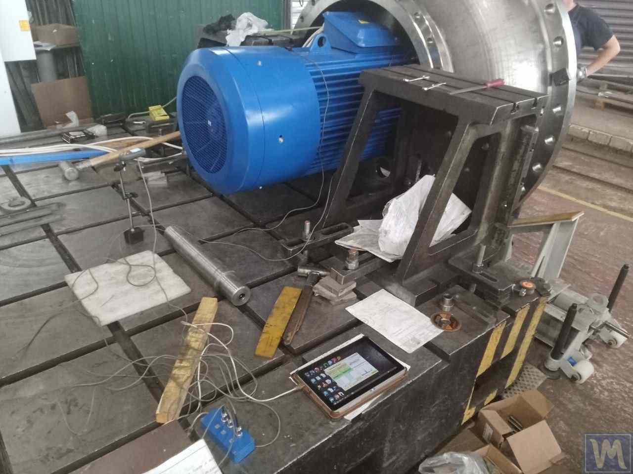 Equilibratura di un ventilatore industriale: sensori di vibrazione montati, tachimetro laser, tablet con il software diagnostico