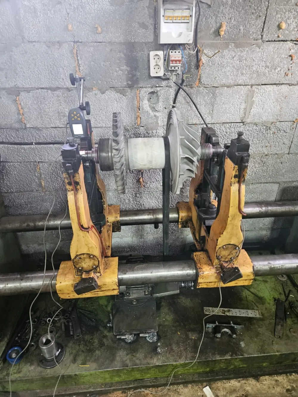 Banco di equilibratura ammodernato con Balanset-1A OEM al lavoro su un rotore.