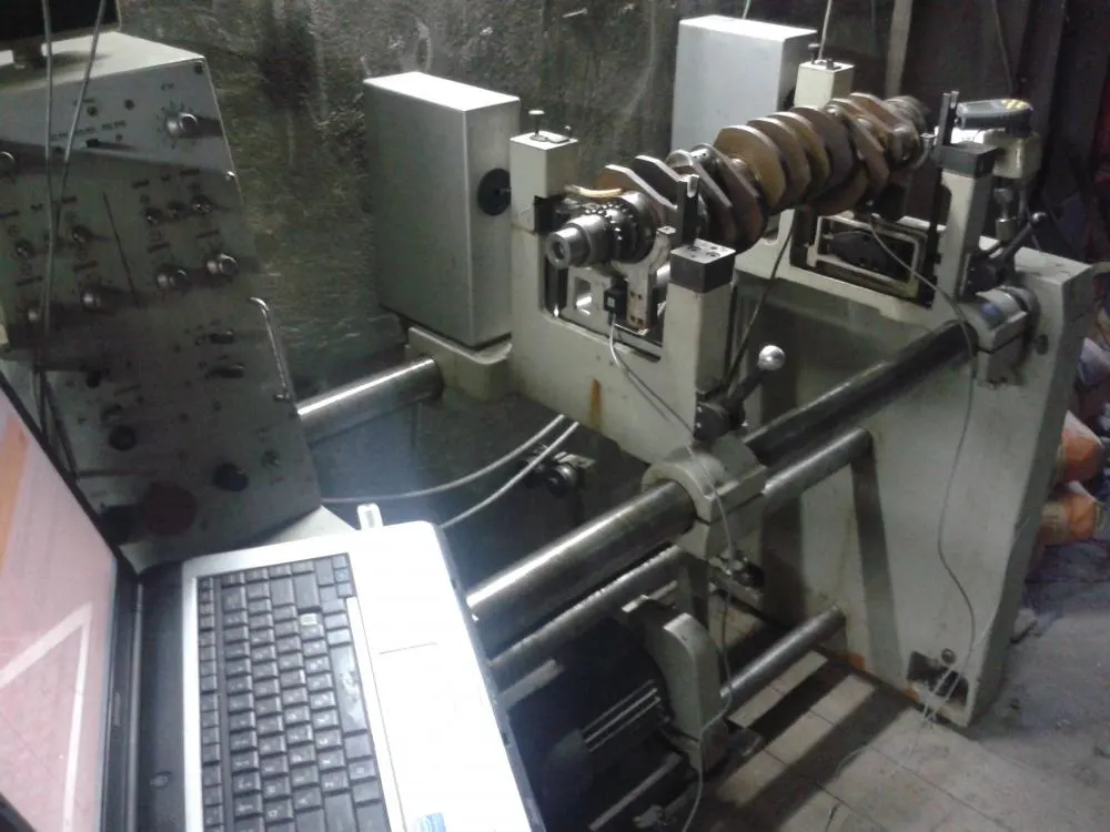 Ammodernamento di un vecchio banco Schenck con Balanset-1A OEM per equilibrare un albero a gomiti.