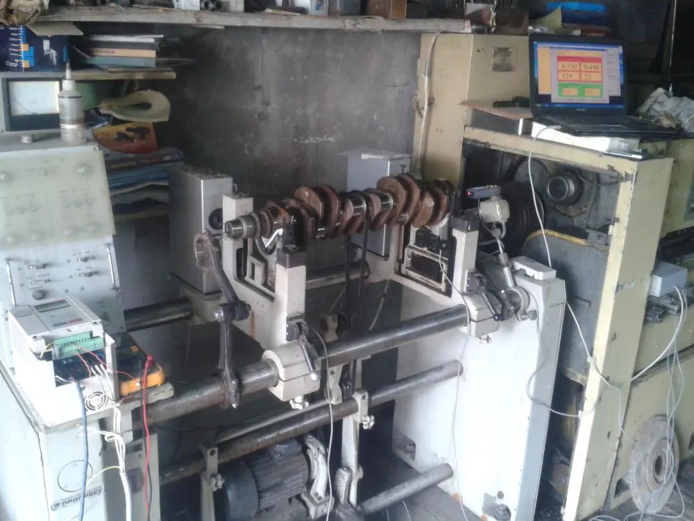 Primo piano dell'integrazione del Balanset-1A OEM nel controllo di un vecchio banco di equilibratura.